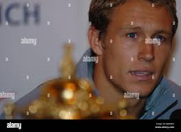 Englands jonny wilkinson with the world cup trophy hi-res stock photography  and images