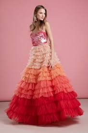 Per un brunch o per festeggiare un giorno speciale, un vestito lungo è la tua ancora di salvezza quando non sai cosa metterti. Abiti Lunghi Da Cerimonia Elisabetta Franchi Primavera Estate 2019