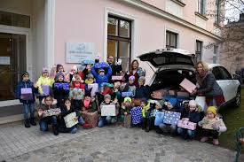 Por eso en mary ward ofrecemos muchas actividades complementarias que sirven para despertar vocaciones, para compartir experiencias y para conocerse mejor. Weihnachtspackchen Fur Kinder In Not Round Table 9 St Polten