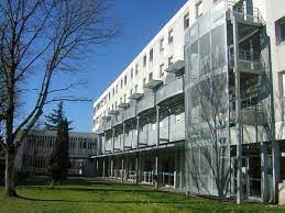 Chaque étage du bâtiment dispose d'une cuisine collective. Auberge De Jeunesse Tarbes Tarbes Auberge De Jeunesse Unat Occitanie