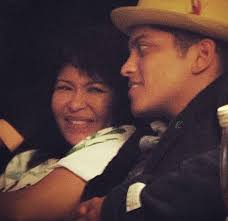 Bruno Mars sobre a mãe: "Se pudesse trocar a música para tê-la de volta, eu  trocaria"