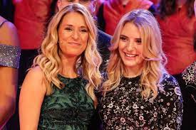 Sängerin stefanie hertel lässt sich von sarah valentina winkhaus ein leckeres scharfes curry kochen. Stefanie Hertel Johanna Mross So Ist Unsere Mutter Tochter Beziehung Gala De