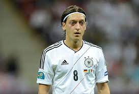 وقال كيليان، لاعب بادربورن، متذيل ترتيب. Ø£ÙˆØ²ÙŠÙ„ ÙŠØ­ØµÙ„ Ø¹Ù„Ù‰ Ù„Ù‚Ø¨ Ø£ÙØ¶Ù„ Ù„Ø§Ø¹Ø¨ Ø£Ù„Ù…Ø§Ù†ÙŠ Ù„Ù„Ù…Ø±Ø© Ø§Ù„Ø«Ø§Ù„Ø«Ø© Ø¹Ù„Ù‰ Ø§Ù„ØªÙˆØ§Ù„ÙŠ