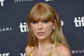 Taylor Swift gives onstage hug to Kobe Bryant's daughter Bianka at 'Eras'  show in California