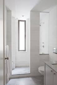 Jika menghuni rumah modern dan kontemporer, anda bisa memilih jendela kaca yang tinggi. Jendela Kamar Mandi Yang Unik Untuk Sirkulas Ini 7 Desainnya