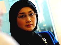 Putri desy ratnasari telah lama mengenakan balutan hijab dan berparas ayu banget. Sosok Desy Ratnasari Ramaikan Bursa Pilgub Jabar Jabar Ekspres Online