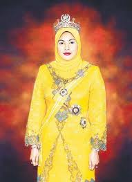 Jabatan ini digilirkan setiap lima tahun antara sembilan pemerintah negeri melayu. Pin On Is It On Straight Royal Tiaras Crowns