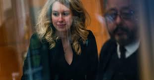 A quoi ressemblera la vie en prison d'Elizabeth Holmes, star déchue de la  Silicon Valley ?