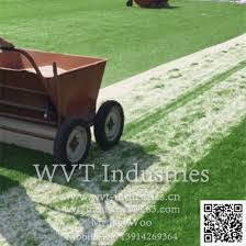 Chine Terrain De Football Sports De Gazon Artificiel De Sable Ou De Particules De Plastique Caoutchouc Epdm Granule De Chute De La Machine De L Eparpilleur Comber Brusher Pour Terrain De Soccer Synthetique Gazon
