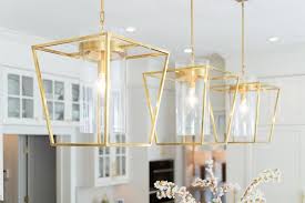 In that same vein, chandeliers are used for ambient light, or a primary light source, while pendants are traditionally used for accent and task lighting, or a more focused light source. Pendelleuchten Aus Geburstetem Gold Uber Der Kucheninsel Kitchen Island Lighting Pendant Gold Pendant Lighting Lights Above Kitchen Island