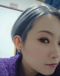 画像に含まれている可能性があるもの 1人 セルフィー クローズアップ ツーブロック 女子 髪 色 ヴィヴィアン ピアス