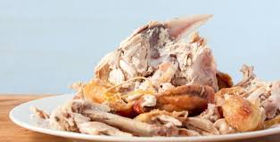 En guise de soupe ou intégré dans un plat comme le pot au feu, le bouillon remplacer le steak par du tendron de veau haché pour un bouillon de veau, ou par 500 g d'ailerons de poulet pour un bouillon de volaille. Anti Gaspi Comment Cuisiner Les Restes De Poulet Herta Le Gout Des Choses Simples