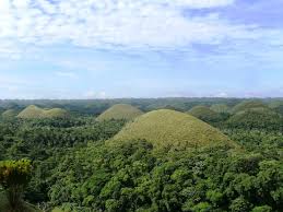 Home to several hotels, resorts, and restaurants, the city has recently become a venue for national conventions and gatherings. Carmen Chocolate Hills Boholanoko100