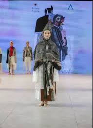 Mulai dari baju beskap anak , baju beskap dewasa , baju beskap perempuan dan baju beskap untuk baju beskap modern lebih ke desain dengan model jas adat yangdi desain semodern mungkin. Mengintip Tren Fesyen 2020 2021 Karya 70 Desainer Indonesia Di Bandung