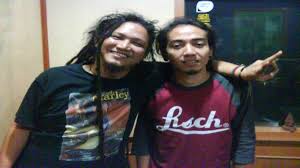 Gitaris steven & coconut treez, teguh wicaksono atau yang dikenal dengan nama tege menambahkan, single fallin ini untuk menunjukkan eksistensi mereka di blantika musik indonesia. Tqbik4ojpf35tm