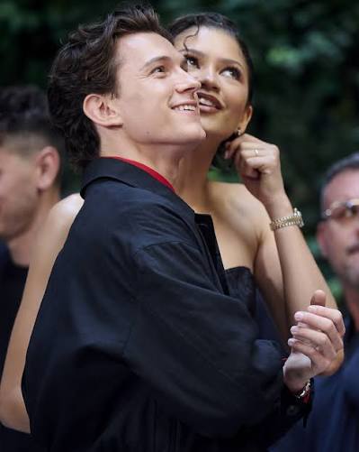 Zendaya y Tom Holland están en Madrid. Sí, esto es real. La pareja más  comentada del cine actual ha aterrizado en la capital para presentar  'Spider-Man: Un nuevo día', la nueva entrega