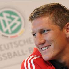 Auch die stars haben nicht immer perfekte zähne und lassen für ein strahlendes lächeln etwas nachhelfen 02.11.2018, 17:29 uhr. Bastian Schweinsteiger Vor Deutschland Vs Portugal Hat Was Mit Dem Kopf Zu Tun Fc Bayern