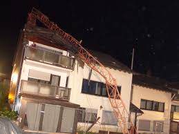Derzeit sind auf dem lokalen immobilienportal hofheim am taunus 3 wohnungen zur miete eingestellt. Unfall Hofheim Dramatischer Moment Kran Sturzt Auf Mehrfamilienhaus Main Taunus