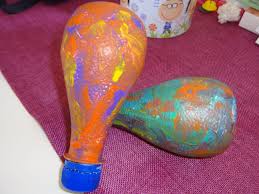 Maracas Pour Carnaval Fete De La Musique Bouteilles D Orangina Peinte A L Acrylique Vernies Et Remplie Deco Carnaval Fete De La Musique Instrument De Musique