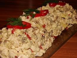 Se face cu pui de tara (bucati cu piele si os), cu legume si zarzavaturi (morcovi, patrunjel, pastarnac, ceapa) si seamana mai mult cu o ciulama de pui (care se prepara pe baza unei supe de carne cu legume). Salata De Pui Cu Ananas Retete Din Bucataria Mea