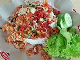 Bedanya, ayam geprek digoreng dengan tepung dan digeprek dengan ulekan setelah matang. Resep Cara Membuat Ayam Geprek Sambal Matah