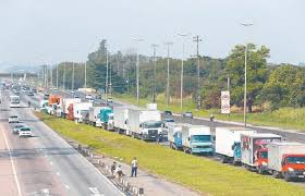Com a divisão da classe, só resta esperar o início do movimento ou seu cancelamento. Caminhoneiros Divididos Sobre Greve Brasil Diario De Pernambuco