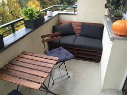 Superschone Diy Sitzbank Aus Paletten Europaletten Abschleifen Und Lackieren Zusammenschrauben Und Kissen Dra Kleines Balkon Dekor Gartenmobel Sets Haus Deko