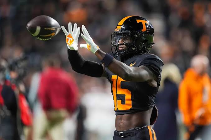 Tennessee starting safety Edrees Farooq out for season with knee injury - Yahoo Sports
