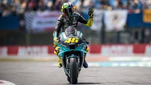Masdab dimanapun anda berada, kita tahu valentino rossi adalah pembalap dari generasi lama yang masih aktif membalap sampai sekarang, padahal rekan seusianya semuanya sudah pensiun namun. Hs9l8p8dhv3wym