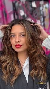 Nuestra bella decidió darle un cambio a su cabellera luciendo esta bella  técnica de higth ligths con un contorno sutil que ilumina su mirada , a  ella le encantan los tonos cálidos doraditos que ...