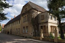 Vorlage war der gleichnamige roman von bengta bischoff, die als erzählerin selbst durch den film führt. Datei Worlitz Kirchgasse Gelbes Haus Jpg Wikipedia