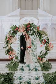 Pineapples, coconuts, palm leaves, we can have a lot of fun with these tropical wedding centerpieces. Trendy Tropical Glam Wedding Ideas In White And Gold Tropical Wedding Theme Tropical Wedding Reception Tropical Glam