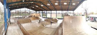 Skatepark bude vybudovaný na trase nové cyklostezky vedle splavu na rožnovské bečvě naproti. Skatepark Zlin Home Facebook
