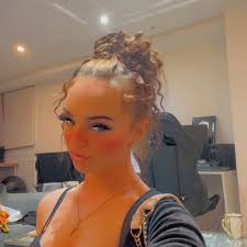 Sorry for the really bad quality photos. Spotted this cat last night near  Leeds docks, next to one of the main roads, LS9. The cat is dirty so either  feral or straying.