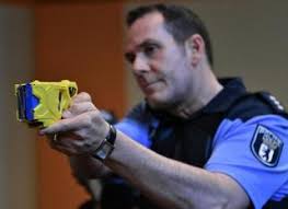 Maybe you would like to learn more about one of these? Taser Fur Streifenpolizisten Bremerhaven Zieht Zwischenbilanz