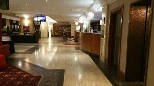 Frankfurt'un iş ve kültürel merkezlerine yakındır ve otoban sayesinde havalimanına kolay ulaşım sağlar. Counter Area At Holiday Inn Frankfurt Airport North Picture Of Leonardo Hotel Frankfurt City South Tripadvisor