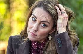 Blake Lively : son astuce pour réinventer le combo jean débardeur blanc