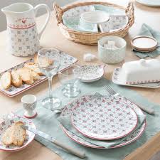 Entièrement en teck naturel recyclé, la table de jardin guérande vous offre un généreux plateau à. Assiette Plate En Faience Cocotte Maisons Du Monde Assiettes Plates Vaisselle Maison Du Monde Assiette A Dessert