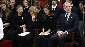 Los reyes presiden en Atenas el funeral de Irene de Grecia con la tristeza añadida del mortal choque de trenes en Adamuz