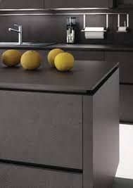 cuisine design en ceramique par alno gris anthracite avec ilot et facades sans poignees cuisines design cuisine moderne idee deco cuisine