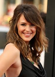 Caschetto super riccio con riga laterale e ciuffo portato all'indietro, tra i migliori tagli e acconciature per donne mature. Pin On Acconciature