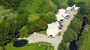 Le Village Des Barbapapas Est A Vendre Maison Bulle Architecture Bulles