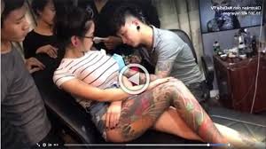 Terdapat kontes tato wanita paling keren yang di menghasilkan motif tato terbaik dari seluruh dunia. Saat Ditato Oleh Seorang Pria Sesuatu Yang Mengejutkan Terjadi Pada Buah Dada Wanita Ini Tribun Bali