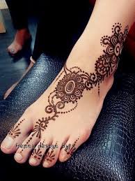 Banyak motif henna yang bisa dipilih untuk kemudian diaplikasikan di tangan atau kaki. Inai Kaki Simple Wild Country Fine Arts