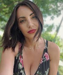 Hola tú. No quiero arruinar nuestras vidas ni la mía, así que sólo quiero  hacer una pregunta rápida... ¿Está casado? Por favor, transmite mis saludos  💔💔