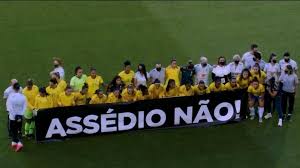 Nos mundiais de 2010 e de 2014, mesmo tendo avançado para a segunda fase, as brasileiras não conseguiram ficar entre as oito melhores seleções do mundo terminando respectivamente em 9º e 11º lugar. Jogadoras Da Selecao Brasileira Entram Em Campo Com Faixa Assedio Nao