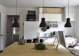 キッチン前のカウンターテーブルをひろーくとって パソコンを使っているおふたりも スタイリッシュ クールな部屋 カウンターキッチン レイアウト インテリア