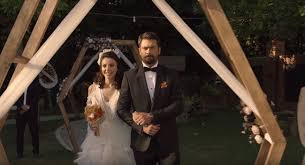 Aslı istanbul'un en gözde yerlerinden biri olan beyoğlun'da yürürken. Agir Romantik 2020 Romantik Sinema Moda