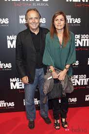 Ellos mismos se han encargado de anunciar la noticia a través instagram con dos divertidas fotografías de la la pareja se casó el pasado 8 de junio en una ceremonia íntima celebrada en menorca. Joan Manuel Serrat Y Candela Tiffon En El Estreno Del Musical Mas De 100 Mentiras Famosos En El Estreno Del Musical Mas De 100 Mentiras Foto En Bekia Actualidad