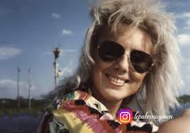 Lepa Brena i Siniša Simić pojavljuju se u jugoslovenskom filmu Nema  problema, koji je premijerno prikazan 1984. godine. Film prati priču o  estradnim zvijezdama i njihovim avanturama, a Lepa Brena u njemu